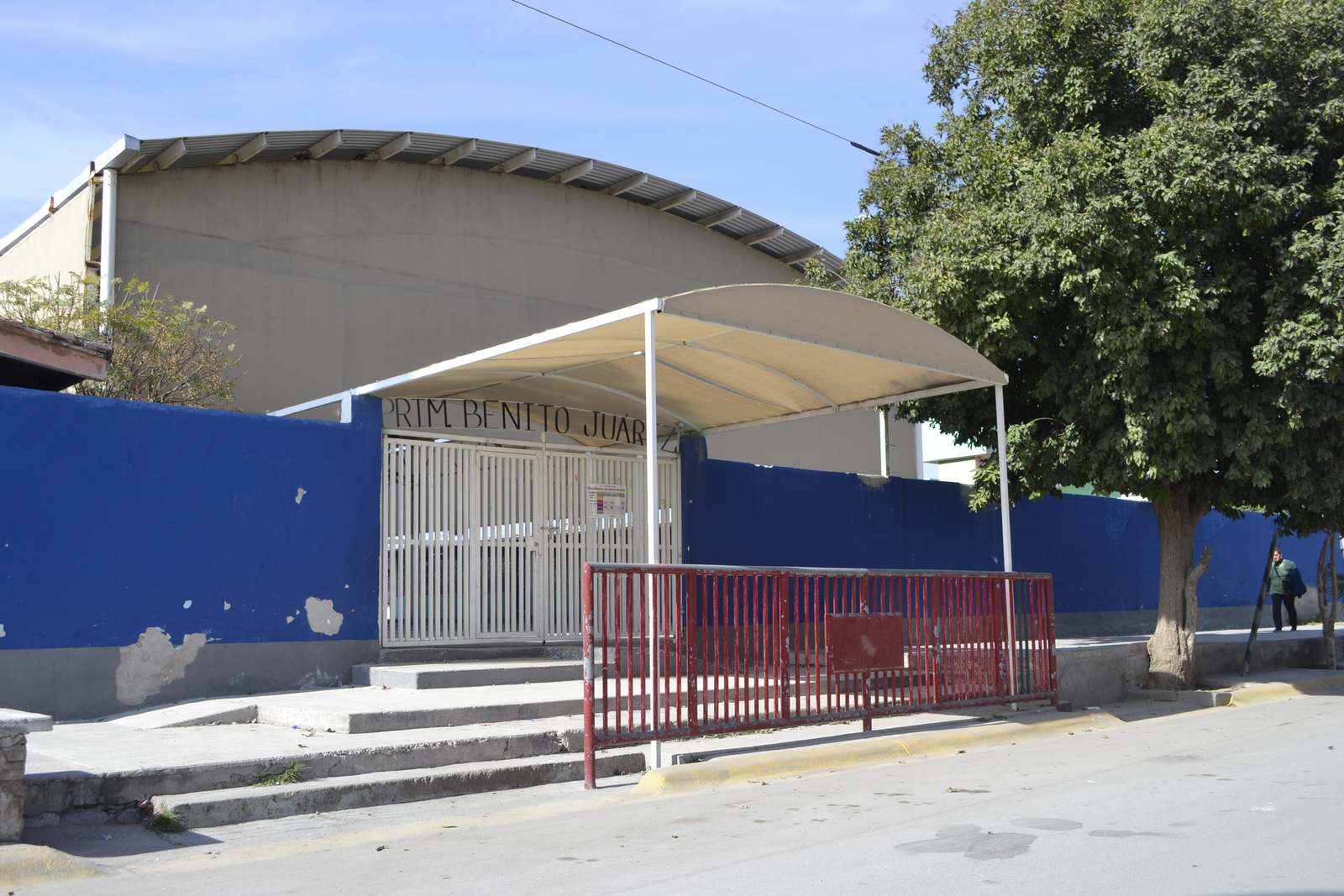 Vigilancia. Las corporaciones policíacas, padres de familia y vecinos se encargan de salvaguardar la seguridad de las escuelas. (EL SIGLO DE TORREÓN)