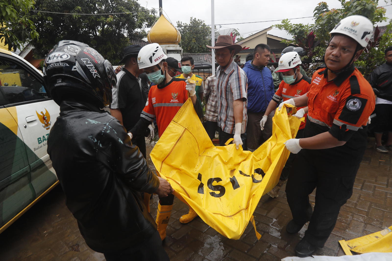 Recuperan a víctimas. De momento, todas las víctimas mortales son indonesios, aunque el número de fallecidos puede aumentar en las próximas horas conforme avanzan los equipos de rescate. (EFE)