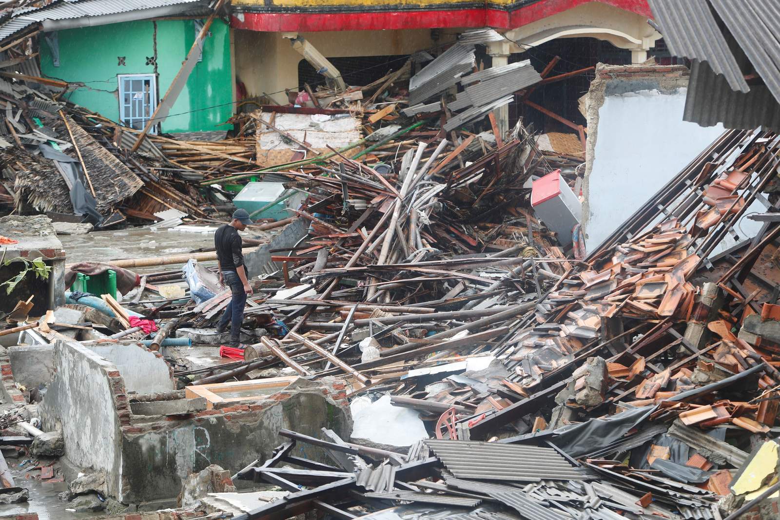 Los equipos de salvamento continúan con las labores de búsqueda con el objetivo de encontrar posibles supervivientes entre los escombros dejados por el tsunami. (EFE)