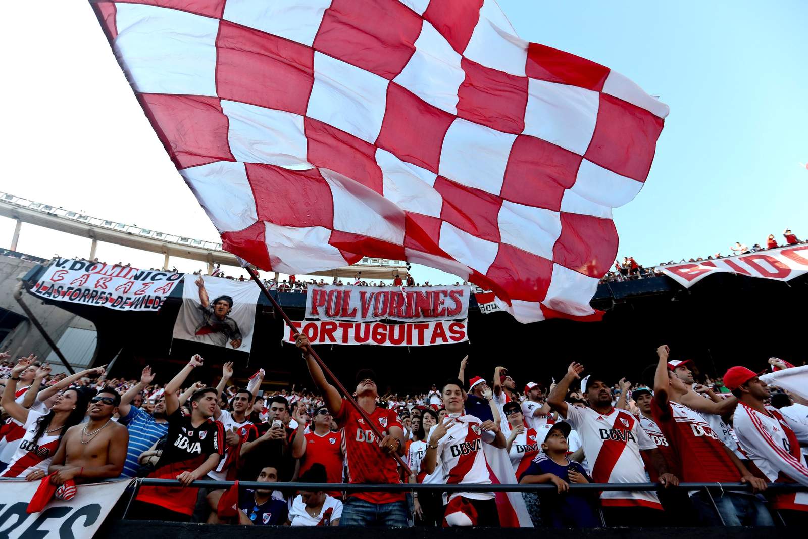Hinchas de River Plate celebraron ayer la victoria en la Copa Libertadores frente a Boca Juniors, en el estadio Monumental en Buenos Aires. (EFE)