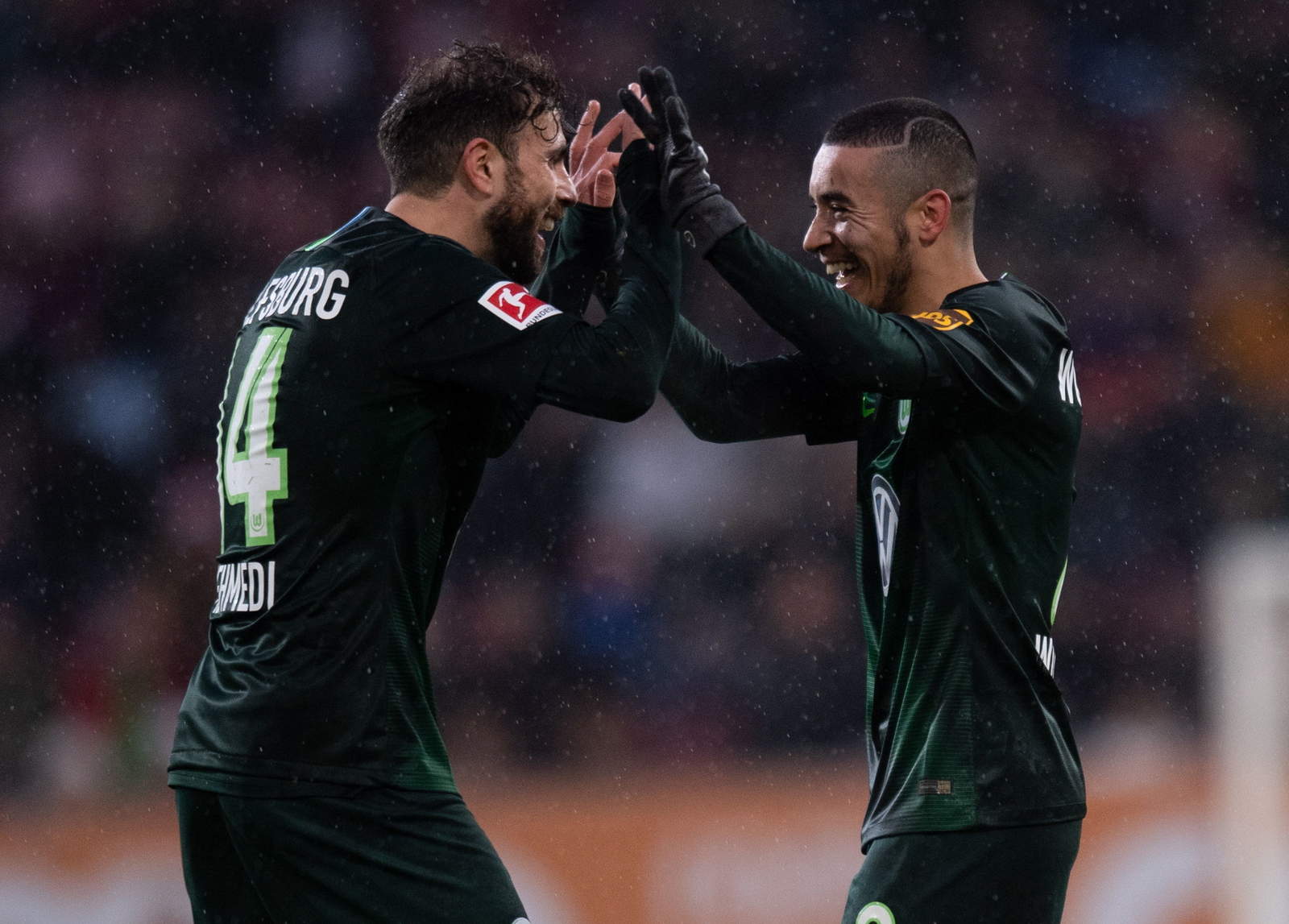 Admir Mehmedi (i) festeja junto a Wiliam la victoria del Wolfsburg sobre el Augsburg.