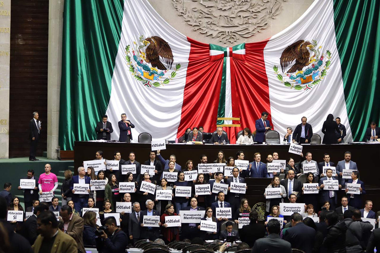 Morena y sus aliados lograron imponer el dictamen para echar andar el programa de gobierno del presidente Andrés Manuel López Obrador. (EL UNIVERSAL)