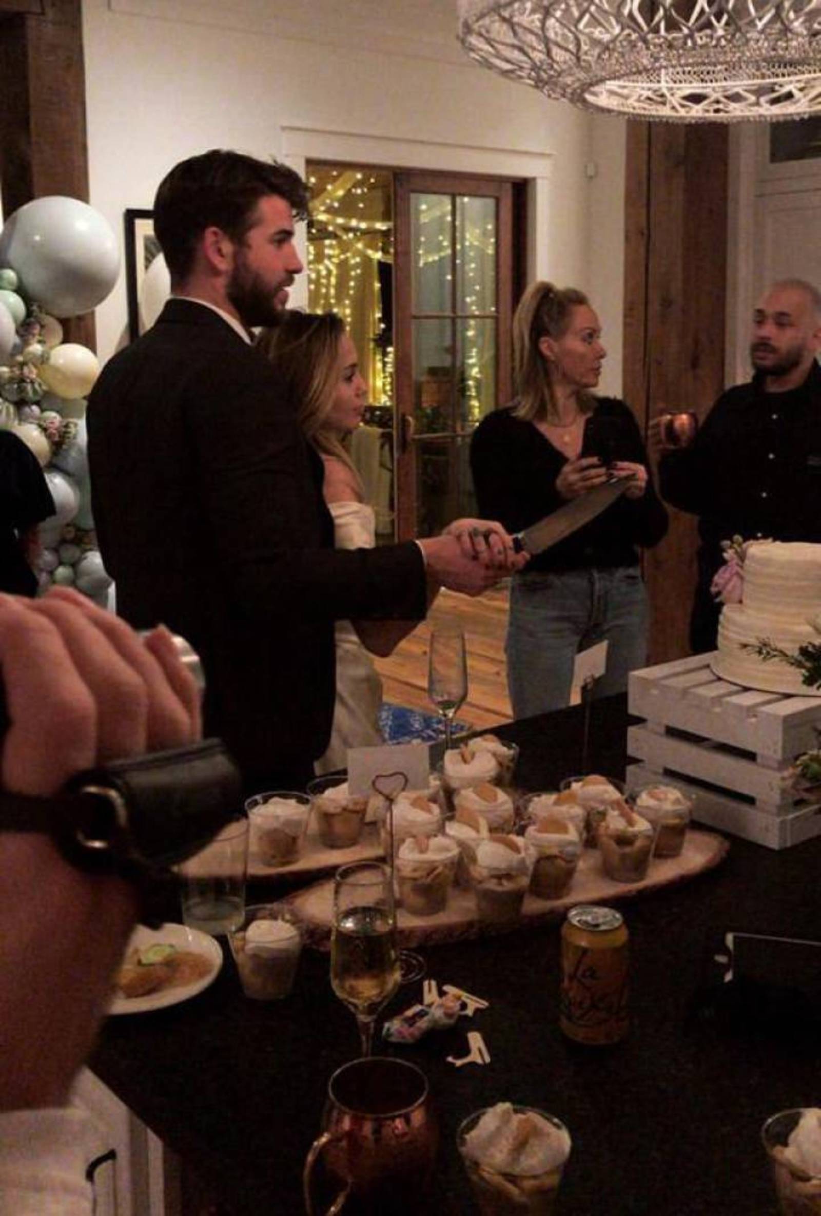 Se dan el sí. La foto que se publicó en Instagram donde se ve a Liam Hemsworth y Miley Cyrus cortando el pastel.