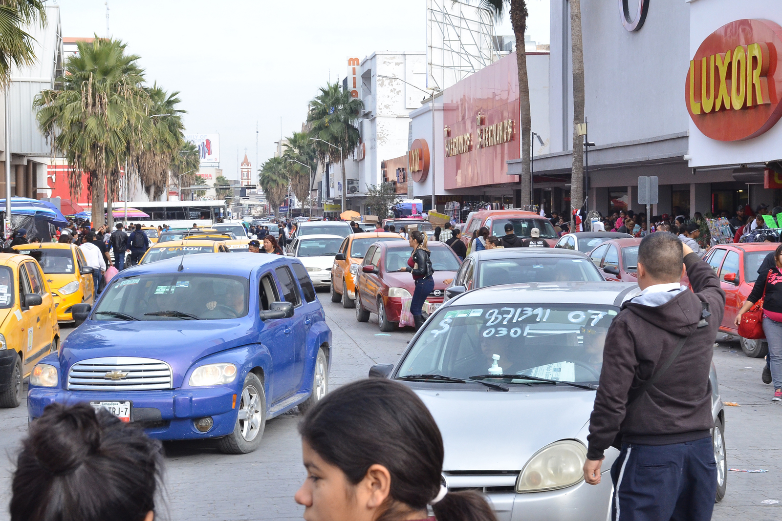 Insuficiente. Caos vial se registró desde el viernes 21 de diciembre en el sector Alianza por el cierre de la Hidalgo. (FERNANDO COMPEÁN)