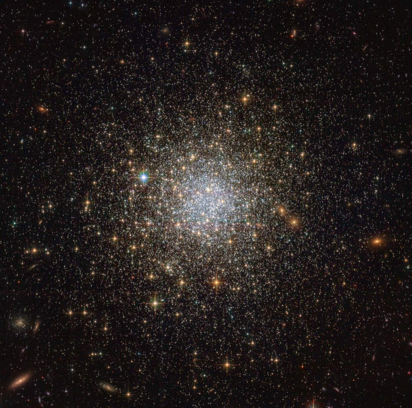 La imagen de NGC 1466, una reliquia similar a un fósil del universo primitivo, fue tomada por el Telescopio Espacial Hubble de la ESA y la Administración Nacional de la Aeronáutica y del Espacio (NASA, por sus siglas en inglés). (ARCHIVO)