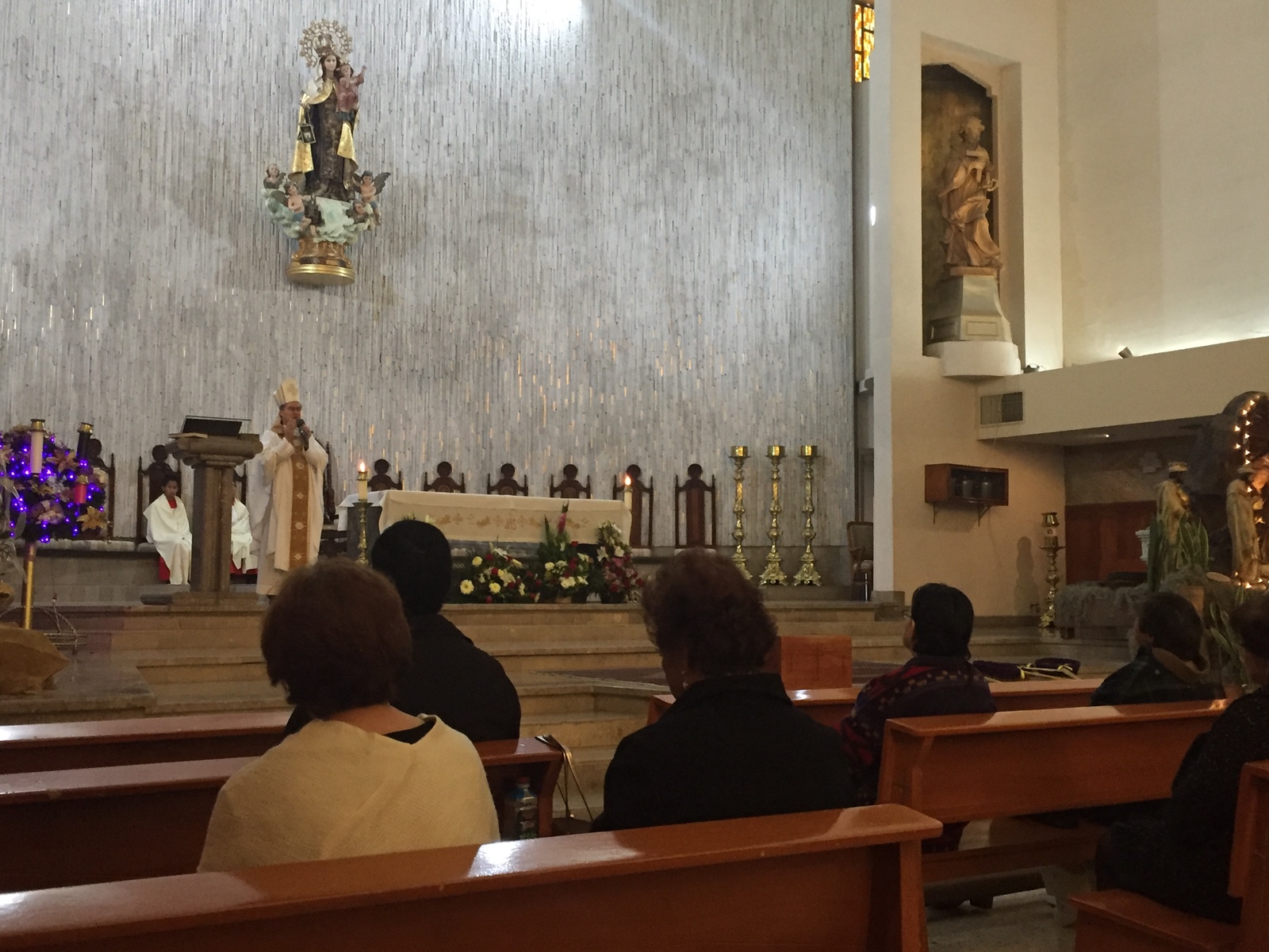 Celebración. Ayer, el obispo ofreció una misa por el Nacimiento del Niño Dios en la catedral. (EL SIGLO DE TORREÓN)