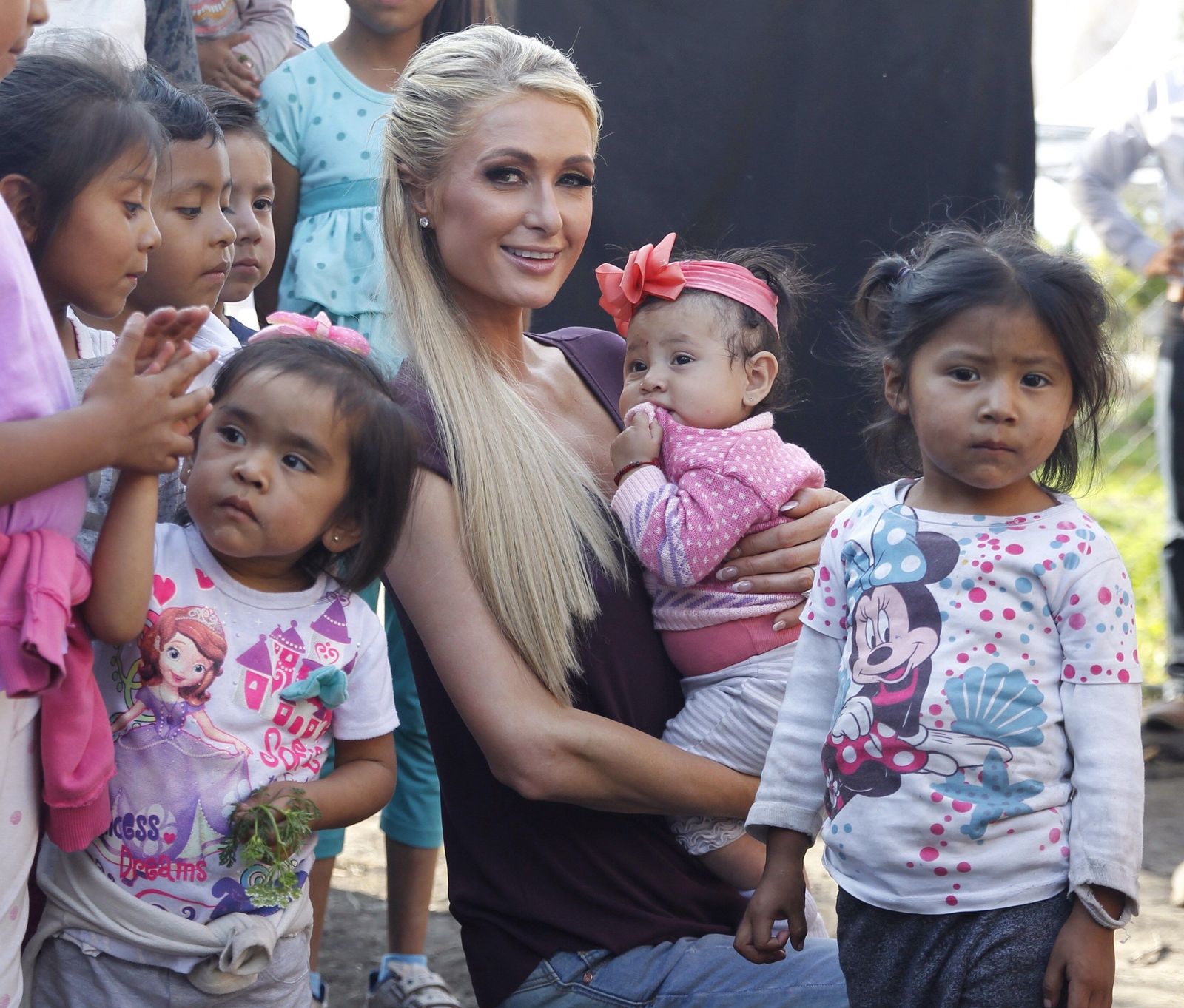 Empática. En su visita a México, Paris se tomó fotos, cargaba niños, posaba y sonreía. (ARCHIVO)