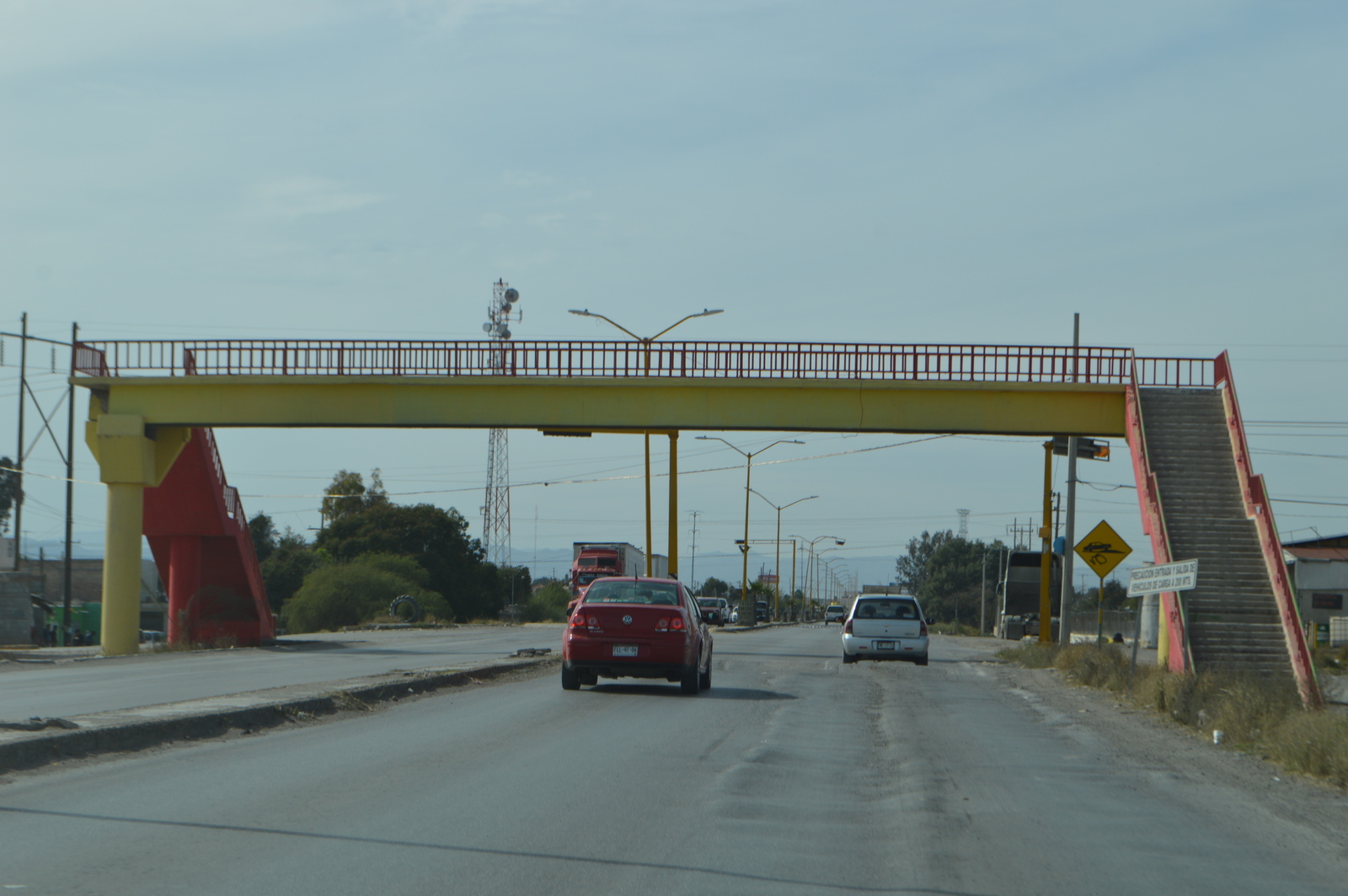 Obsoletos. Afirman peatones que los puentes peatonales en Matamoros no son 'prácticos' y requieren mejoras.