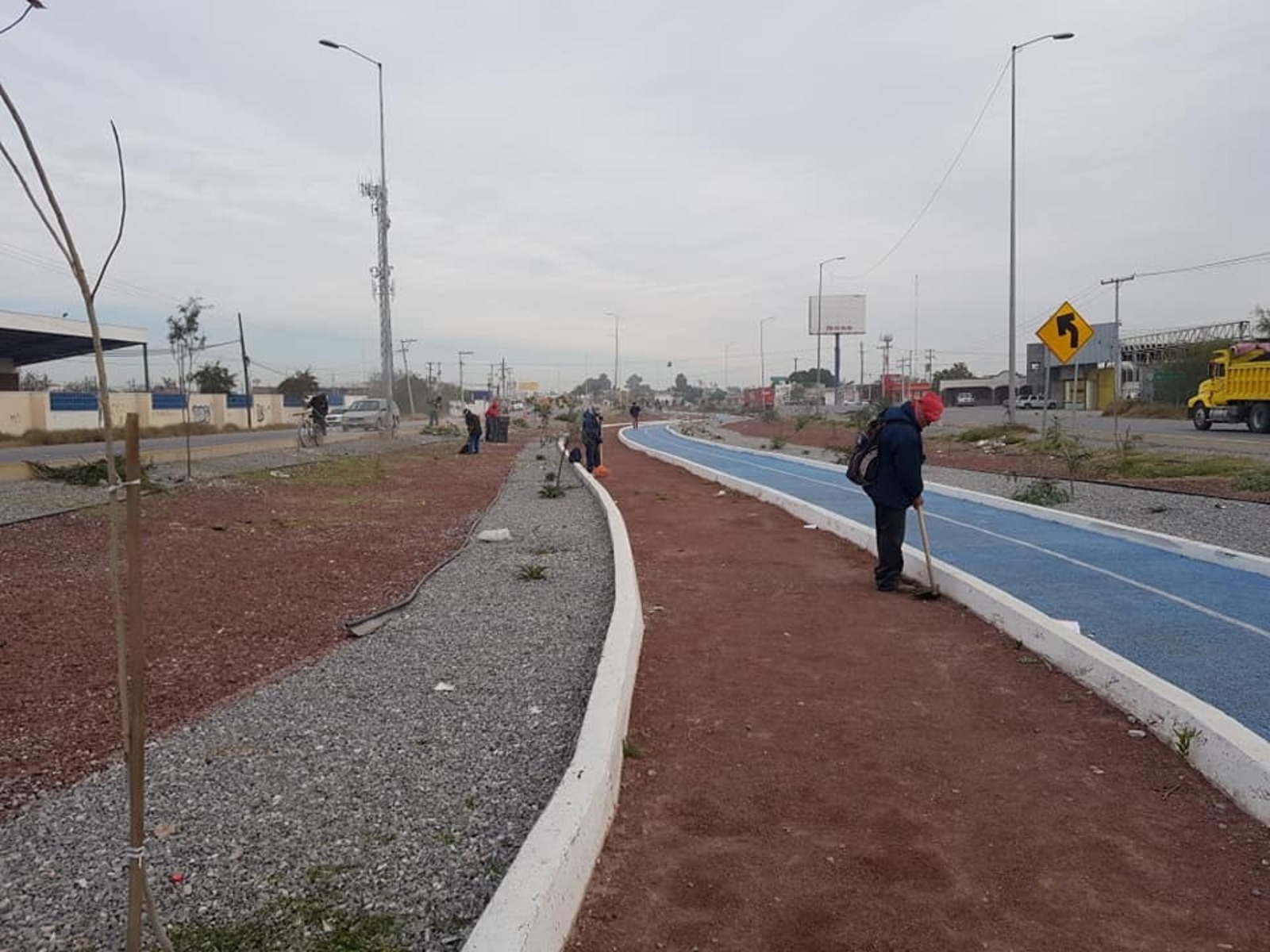 Mejoramiento. Realizan limpieza y mantenimiento en camellón central del periférico de Lerdo. (EL SIGLO DE TORREÓN)