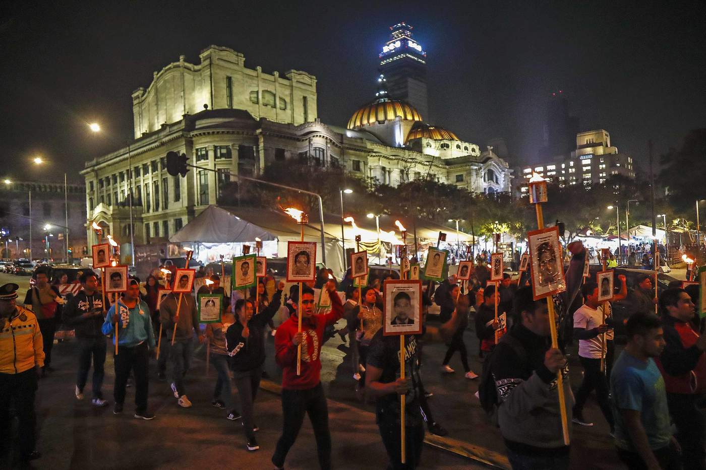 A 51 meses de la desaparición de los 43 normalistas de Ayotzinapa, sus familiares realizaron la marcha de las antorchas en la Ciudad de México para exigir su presentación con vida. (EL UNIVERSAL)