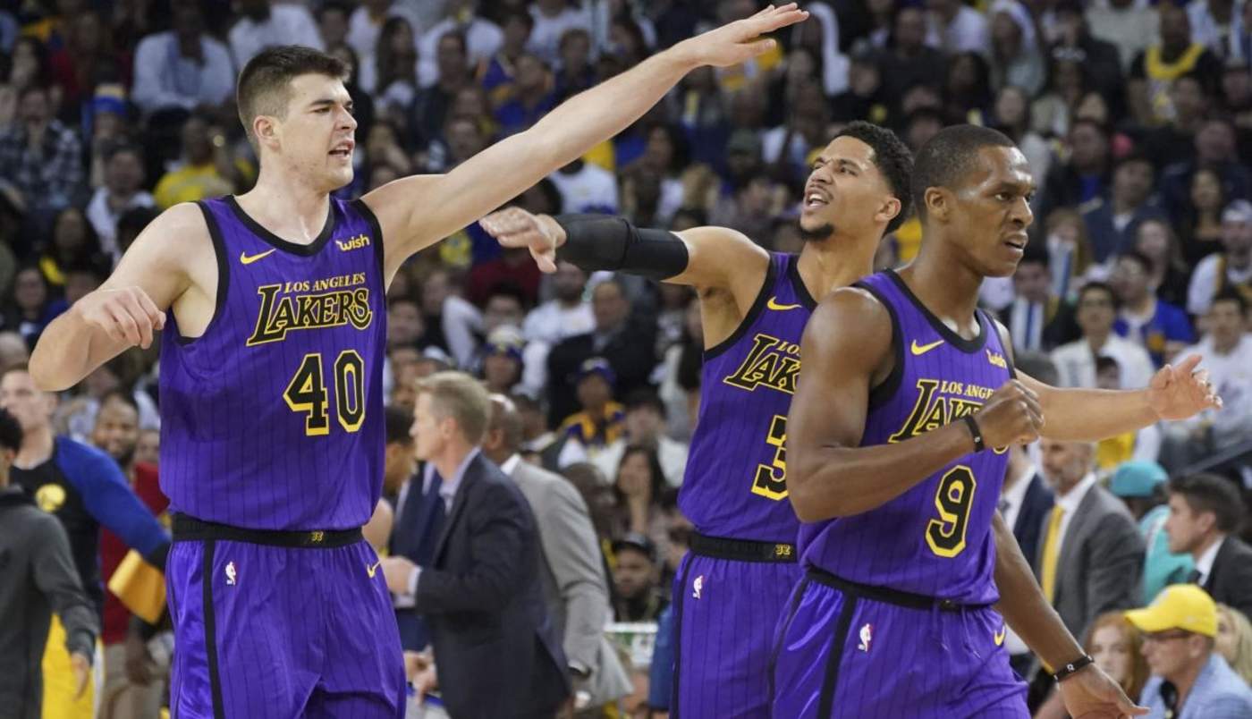 Los jugadores de los Lakers de Los Ángeles se motivaron y pasaron por encima de los Warriors en su visita a Golden State. (Especial)