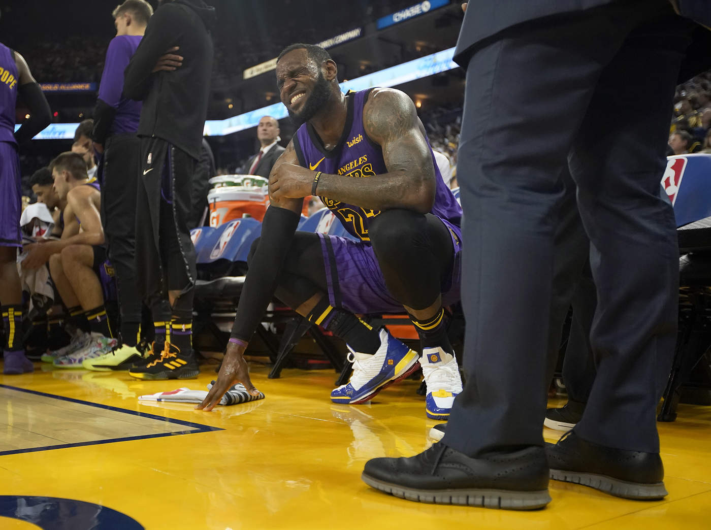 El astro de los Lakers, LeBron James, en evidente muestra de dolor tras sufrir un tirón en la ingle izquierda durante el encuentro ante los Warriors. (AP)