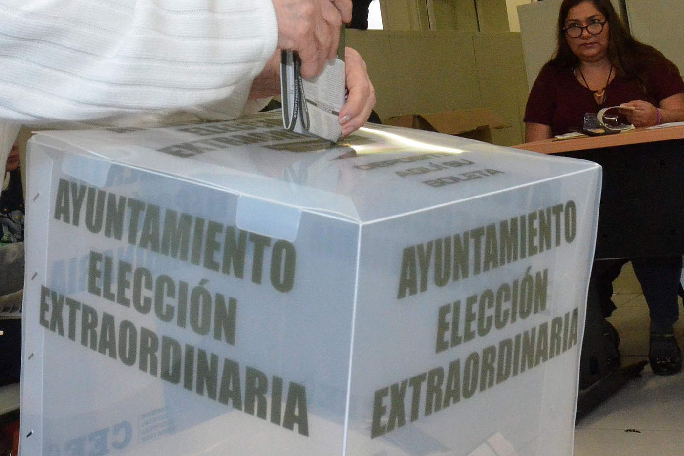 Sesionan desde esta mañana, en seguimiento a la preparación del cómputo oficial de la elección extraordinaria para la renovación del ayuntamiento de Monterrey. (ARCHIVO)