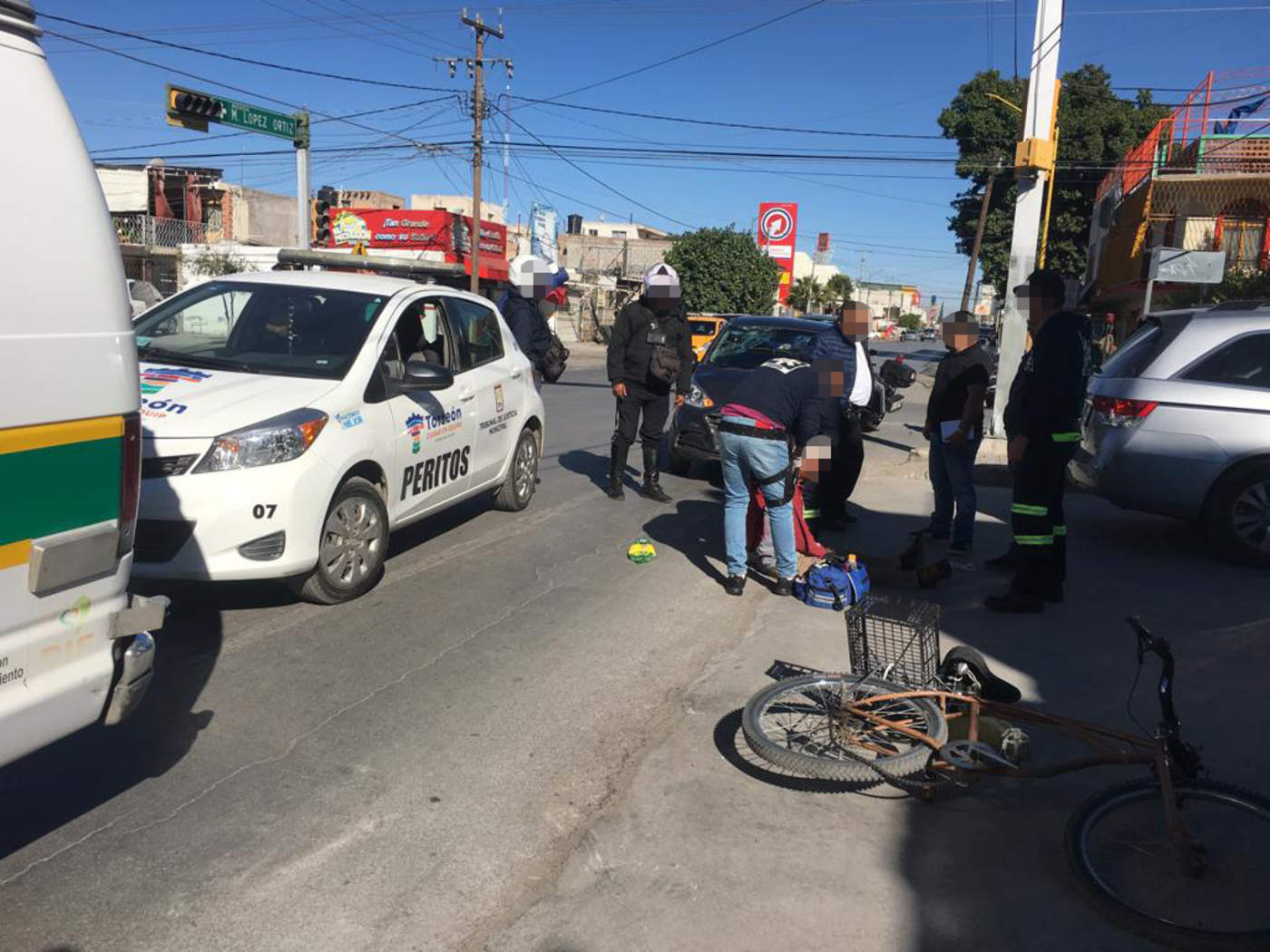 Paramédicos de la Cruz Verde arribaron al sitio para atender al ciclista lesionado. (EL SIGLO DE TORREÓN)