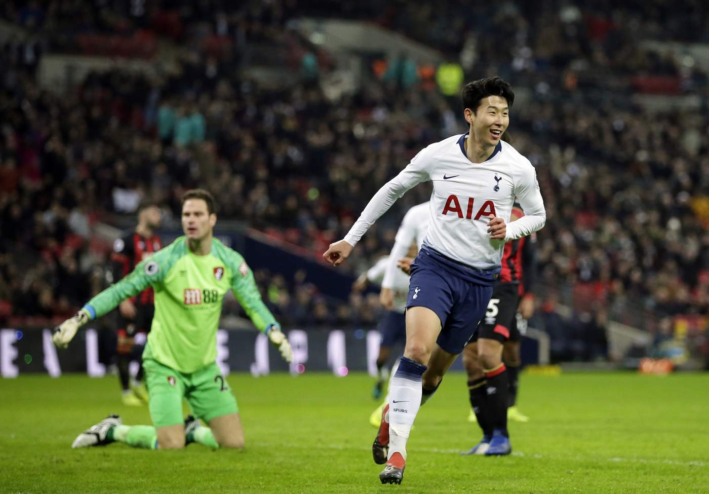 Heung-Min Son vence al arquero del Bournemouth, Asmir Begovic, para marcar uno de los cinco goles con los que ganó Tottenham.