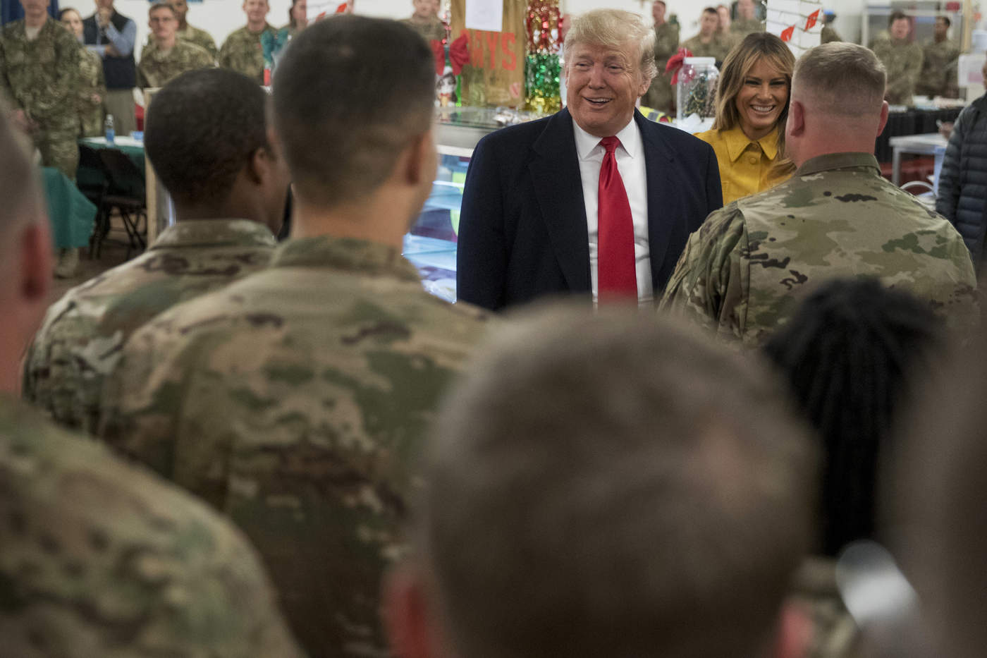 Trump realizó este miércoles una visita sorpresa a los soldados estadounidenses estacionados en Irak. (AP)