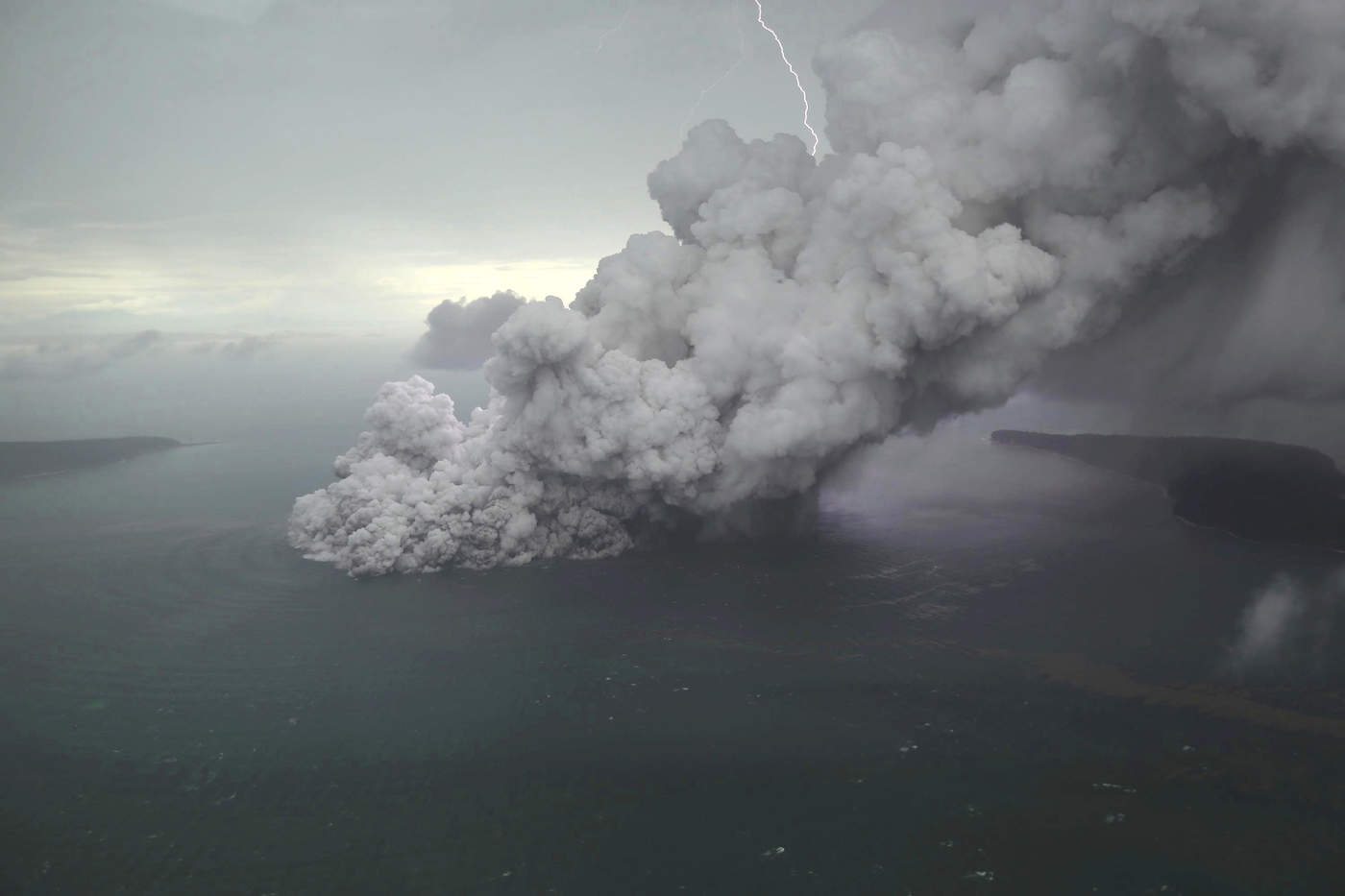 El portavoz de la Agencia Nacional de Gestión de Desastres (BNPB), Sutopo Purwo Nugroho, indicó que la alerta ha pasado del nivel 2 al 3 en una escala de 4 y que el radio de exclusión alrededor del volcán ha sido extendido de 2 a 5 kilómetros. (ARCHIVO)