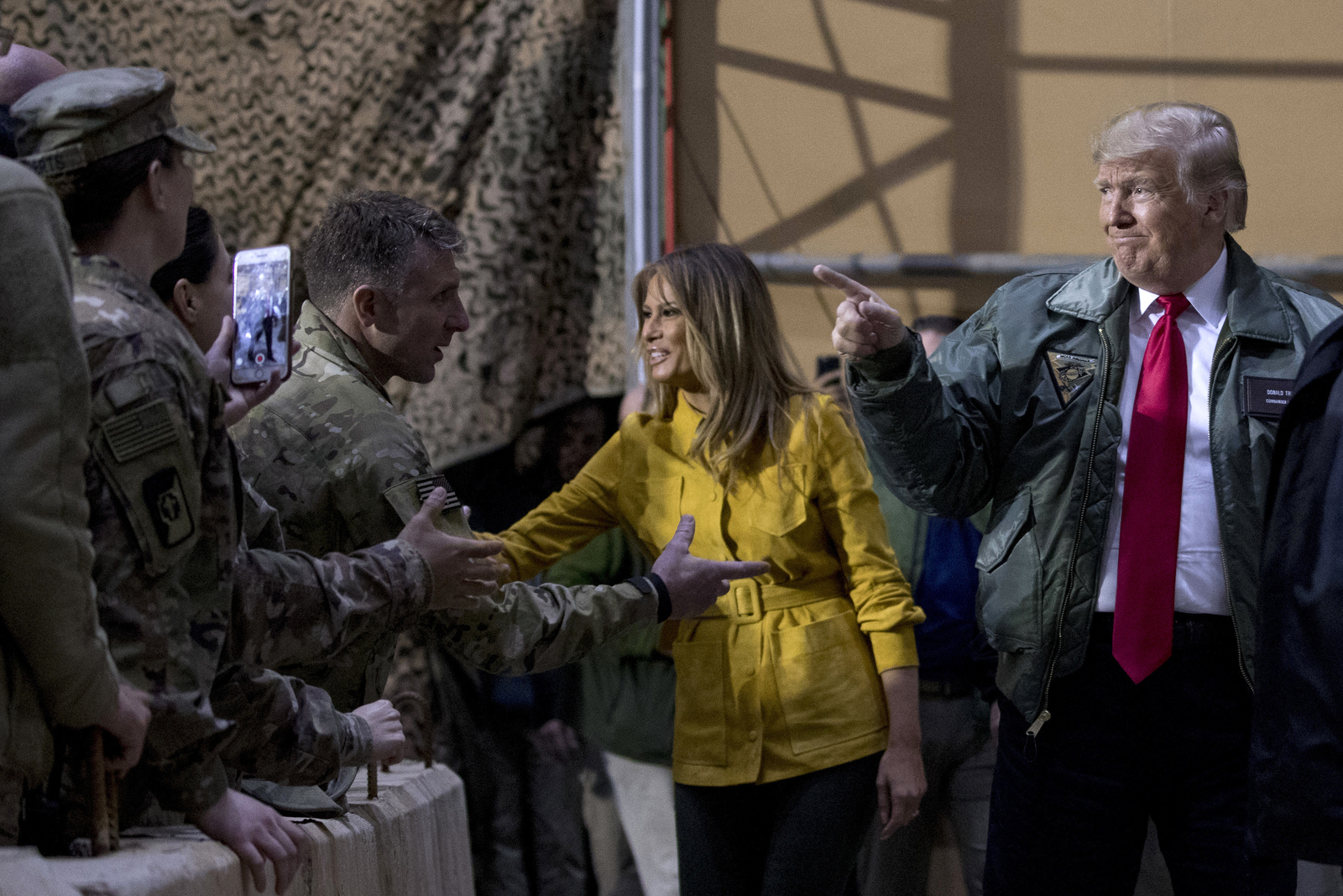 Inesperado. Donald Trump y su esposa Melania viajaron en secreto a Irak a visitar a las tropas estadounidenses. (AP)