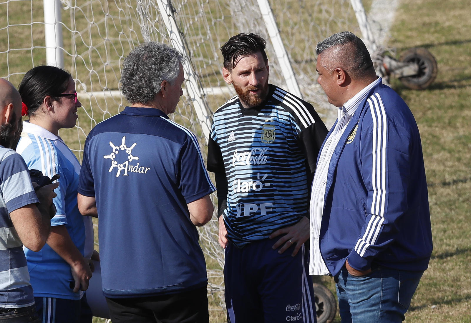 Lionel Messi platica con Claudio Tapia (d), presidente de la AFA, durante un entrenamiento previo al Mundial de Rusia 2018.