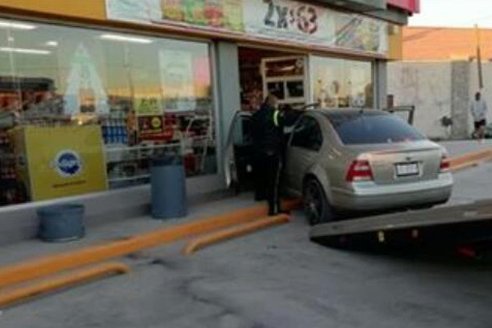 Accidente. Mujer pierde el control de su auto; arrolla a peatones y se mete a tienda de conveniencia. (ARCHIVO)