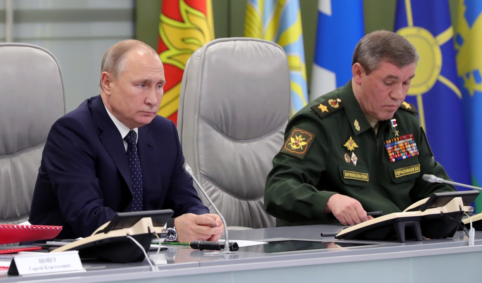 Estrategia. El presidente ruso Vladimir Putin (Izq.) presidió el ensayo del Avangard desde el Centro Nacional de Mando. (AP)