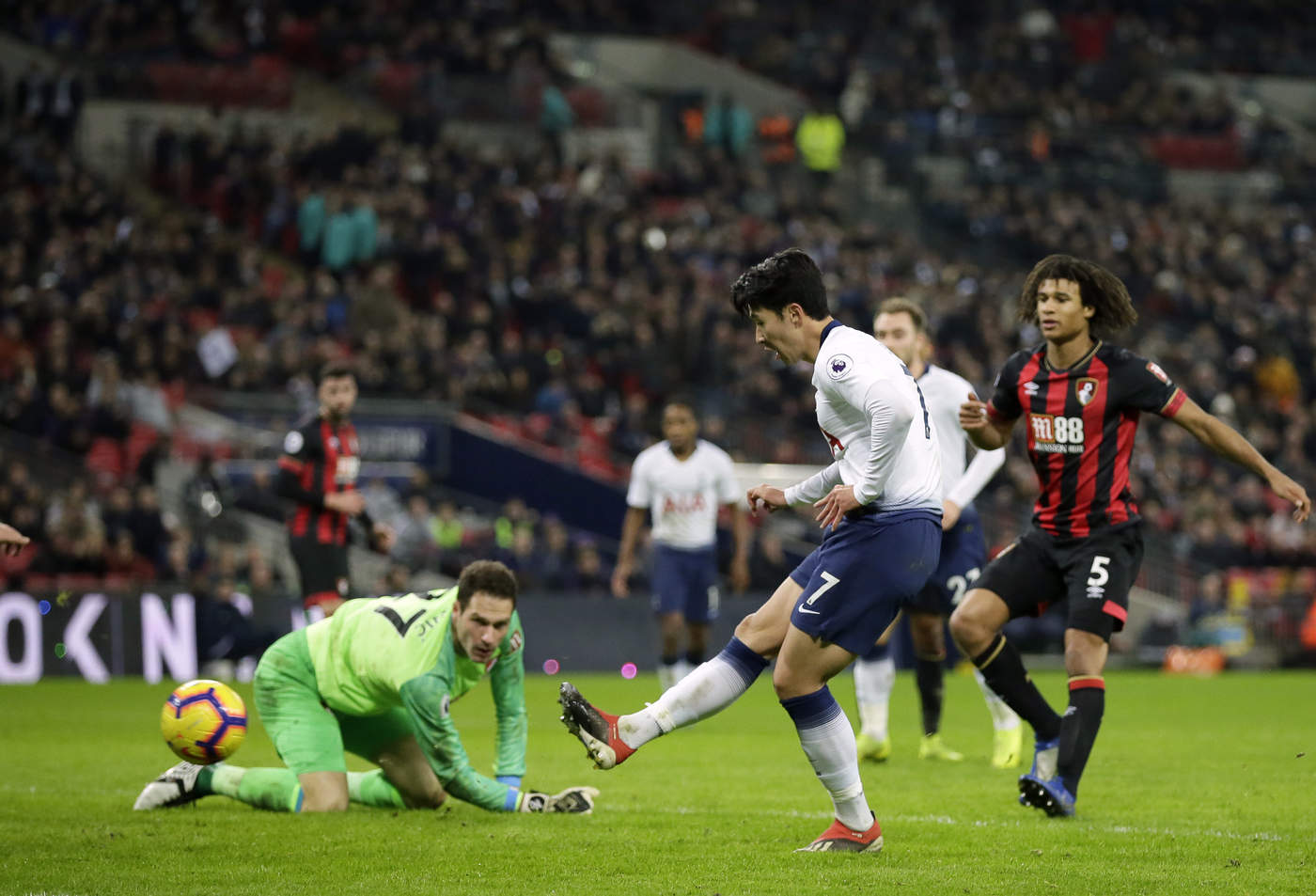 Heung-Min Son anotó dos goles en la victoria del Tottenham. (AP) 