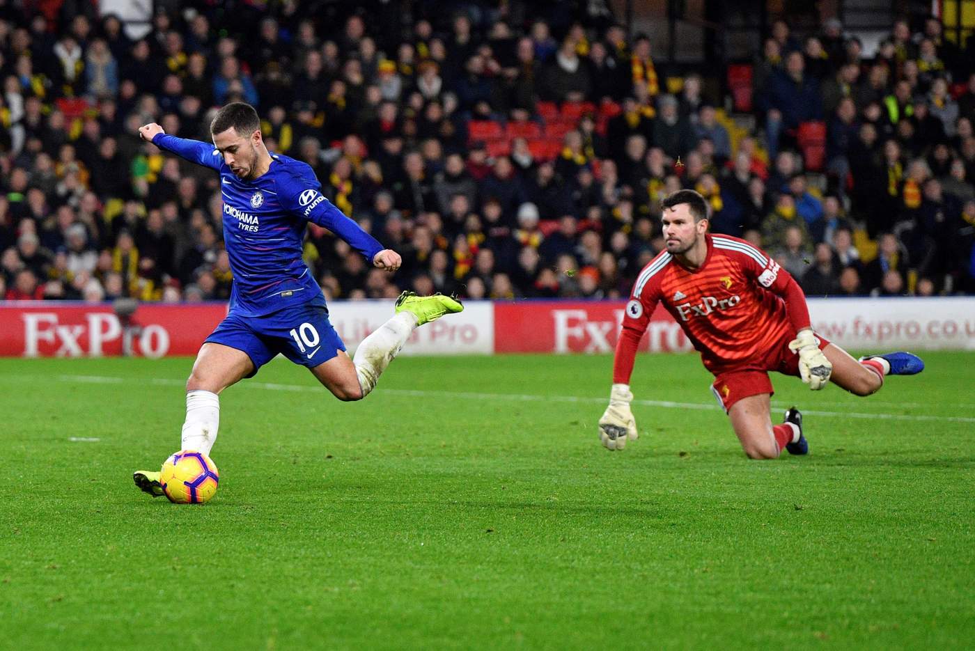 Eden Hazard metió un doblete en el triunfo de Chelsea 2-1 ante Watford. (AP)