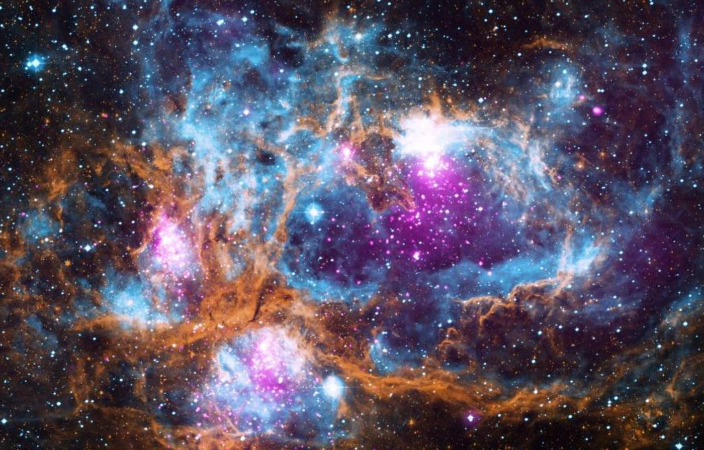 NGC 6357 contiene al menos tres cúmulos estelares jóvenes, incluidas una gran cantidad de estrellas calientes, masivas y luminosas. (ESPECIAL)