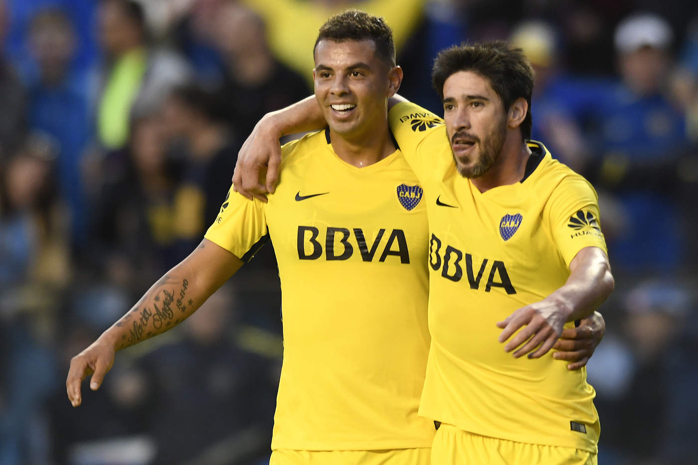 El colombiano Cardona (i) festeja un gol junto a Pablo Pérez, capitán de Boca Juniors. (Jam Media)