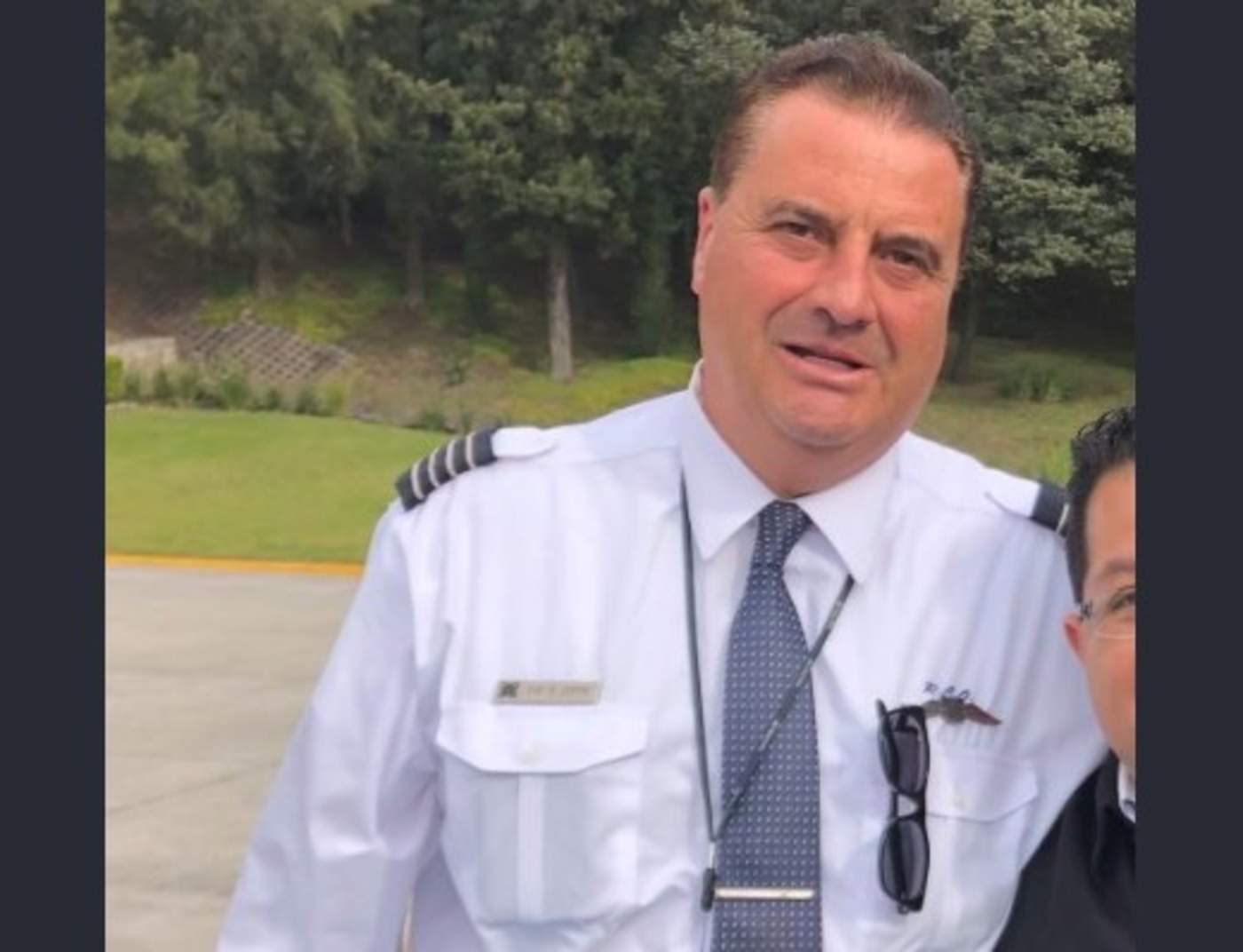 A un costado de la funeraria, en una florería hay encargos de coronas con el nombre del piloto Coppe Obregón, una trabajadora cuenta que varias personas pidieron vía telefónica y por internet arreglos florales dedicados al piloto. (ESPECIAL)