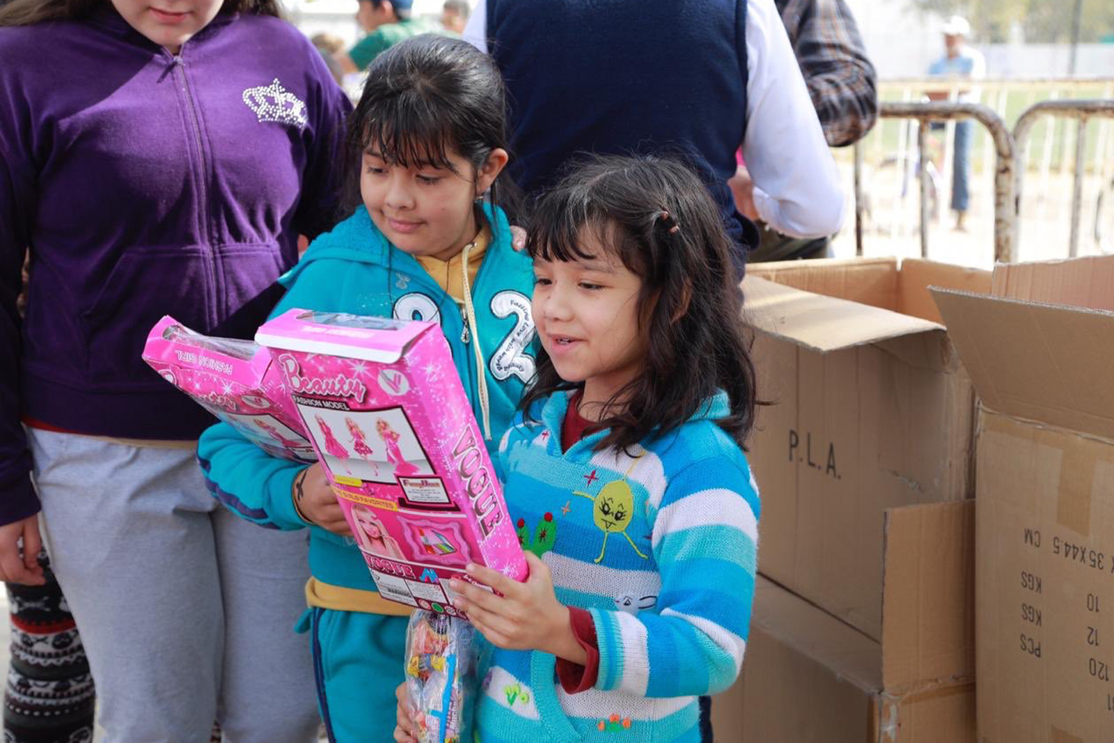 Regalos. Niños y niñas recibieron juguetes y bolos. (EL SIGLO DE TORREÓN)