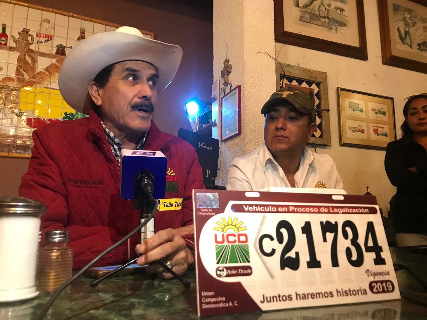 Antonio Tirado Patiño informó que entregarán 20 mil engomados y micas para autos chuecos de manera gratuita en Coahuila, mientras obtienen la regularización de vehículos “chocolate”. (ARCHIVO)