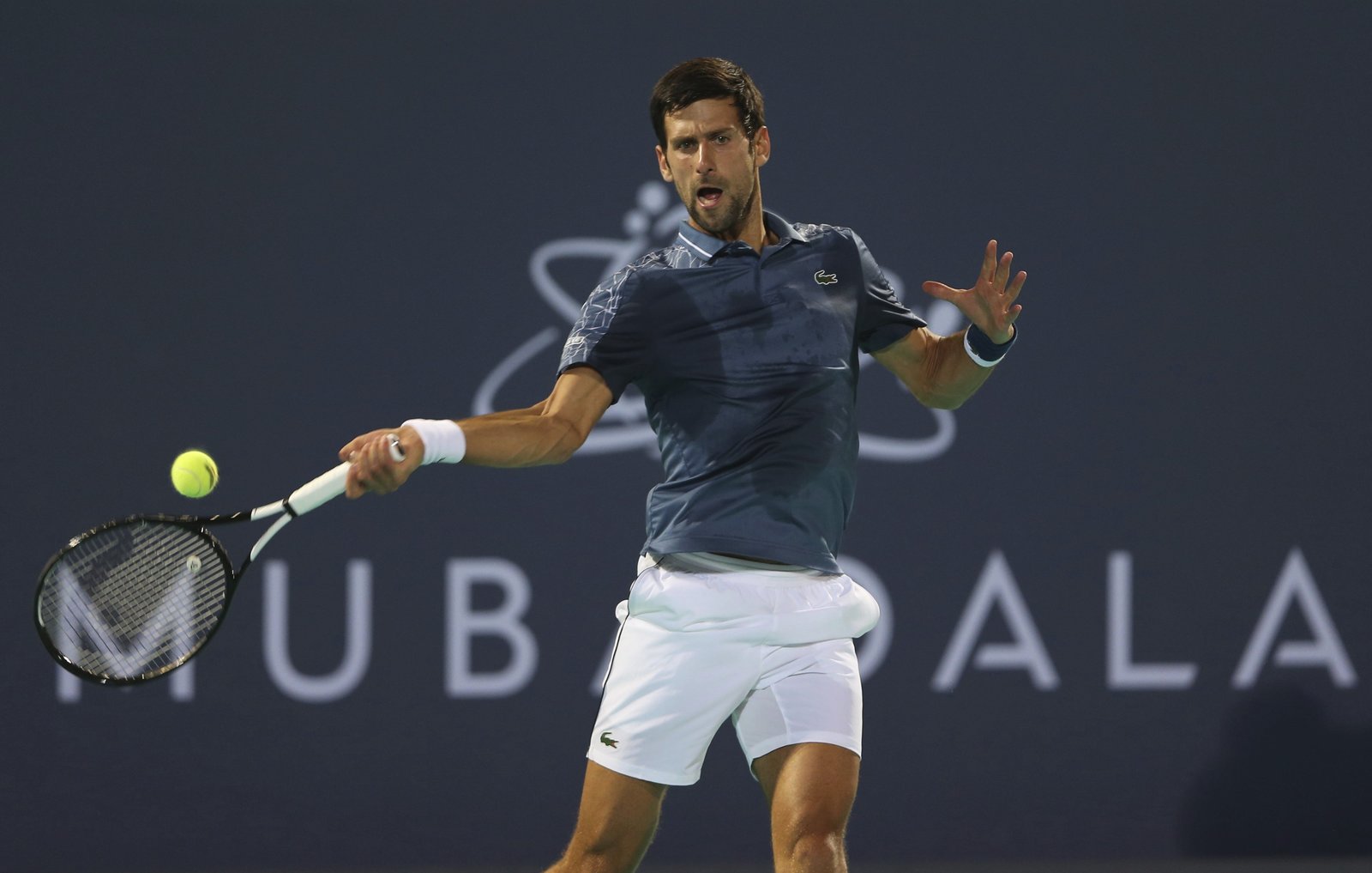 Novak Djokovic se impuso 6-4, 6-2 a Karen Khachanov en la semifinal del torneo de exhibición de Abu Dabi. (ARCHIVO)