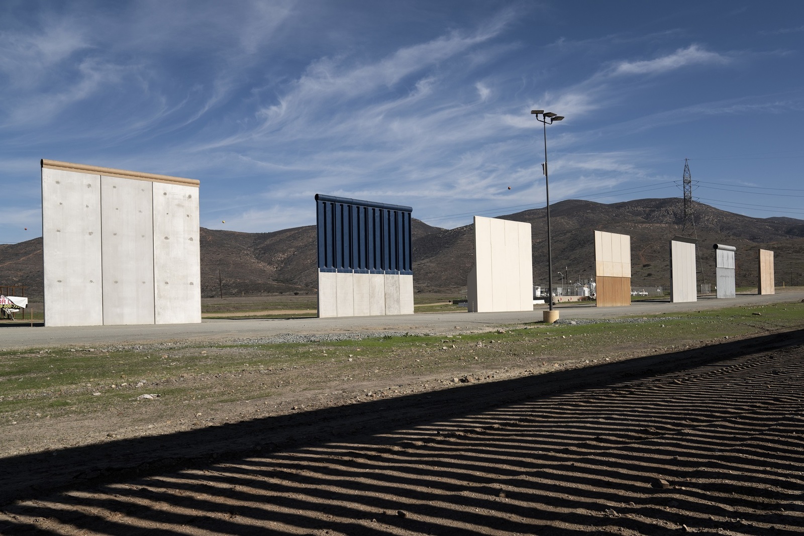 Proyectos. Frente a la frontera de Tijuana, se encuentran los prototipos del muro fronterizo que ha propuesto Trump.