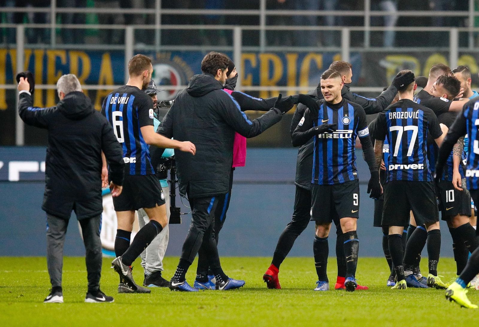 Los jugadores del Inter celebran la victoria en el partido de liga entre el Inter y el Napoli que se jugó el miércoles en el Giuseppe Meazza. (ARCHIVO)
