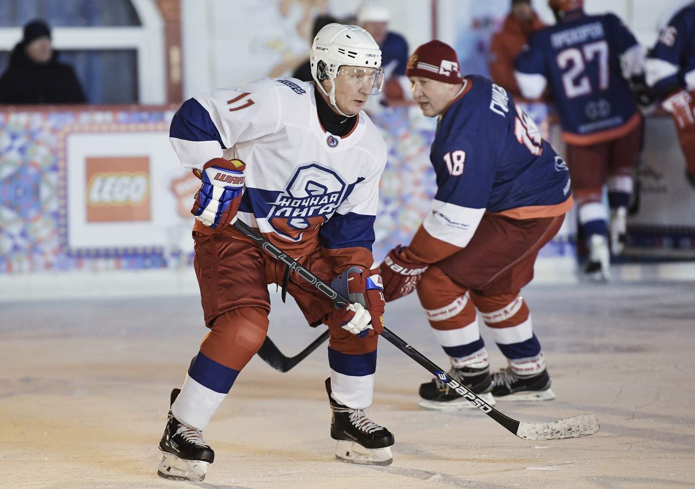 Putin, que aprendió a jugar al hockey hace sólo unos años, saltó al hielo para disputar el tradicional partido junto a otros altos funcionarios como el ministro de Defensa, Serguéi Shoigú. (AP)