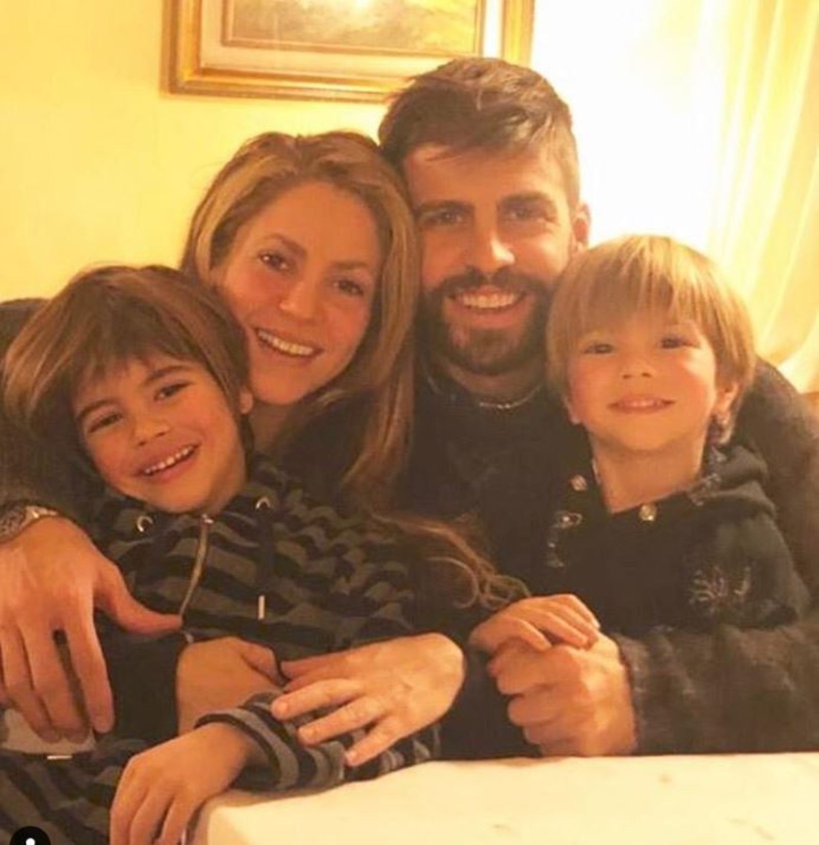 Felices. Al lado de su familia la cantante Shakira se olvida de sus problemas con Hacienda.