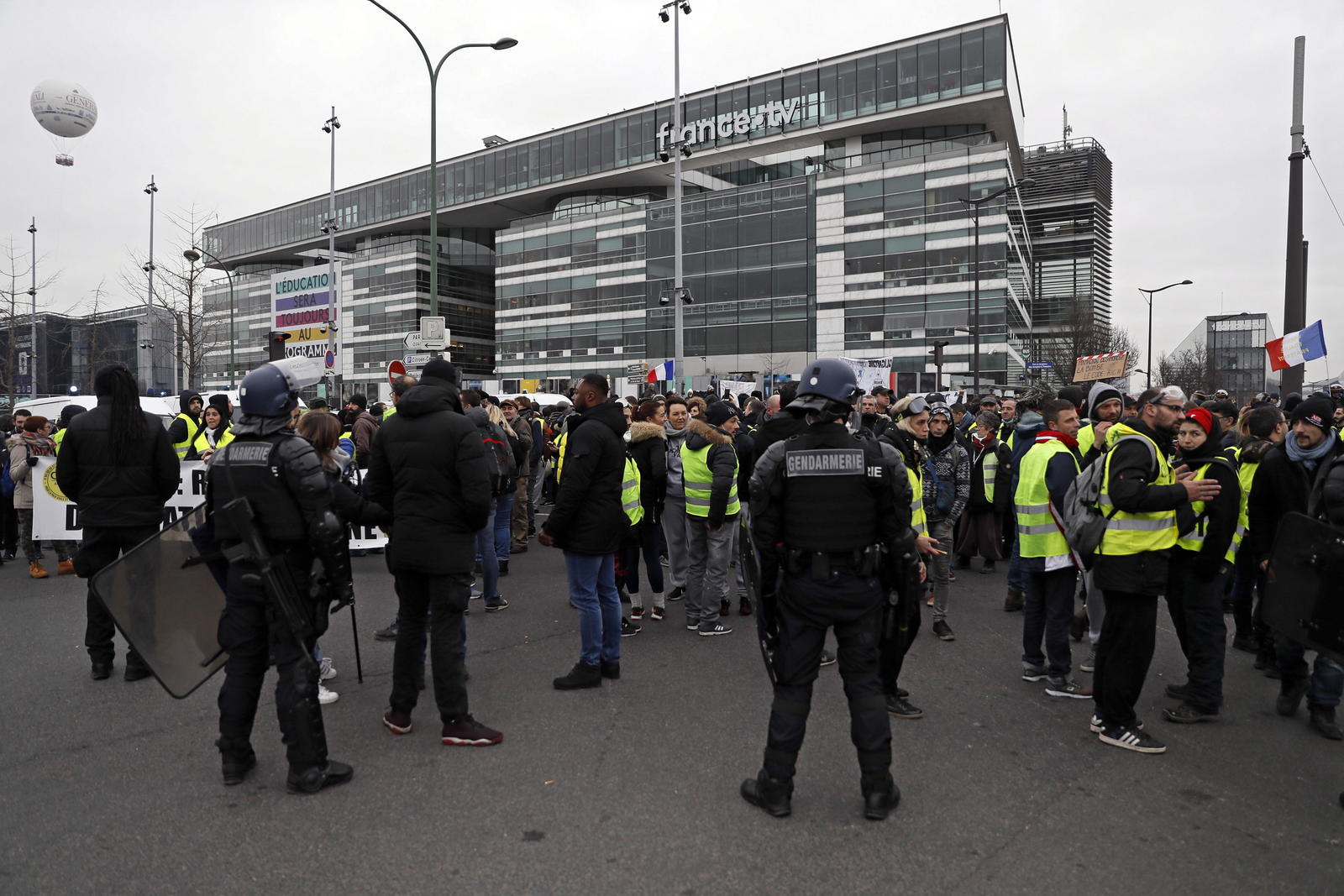 Protesta. Los 'chalecos amarillos' marcharon ayer frente a las sedes de las principales emisoras francesas.