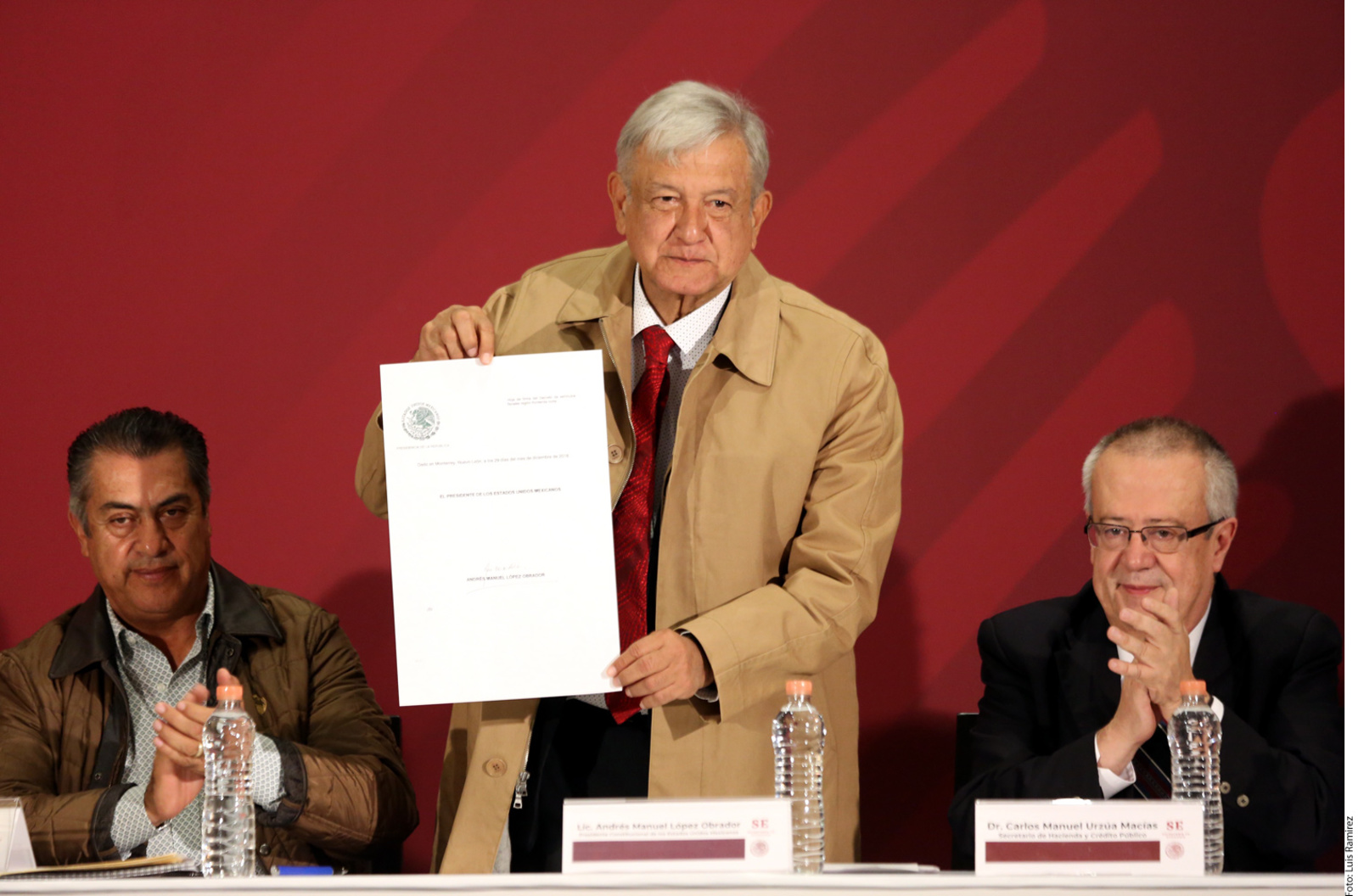 Decreto. El Presidente Andrés Manuel López Obrador (centro) firmó ayer en Monterrey el Decreto de Estímulos Fiscales de la Región Frontera Norte.