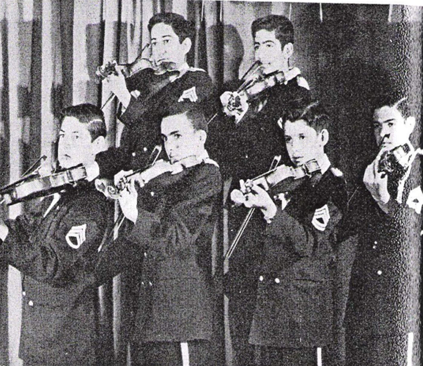 En los violines: Eduardo Ramírez, J. Carlos Marrero, Jesús Mena, Liberto Lecea, Salvador Pérez, y René Jáuregui.