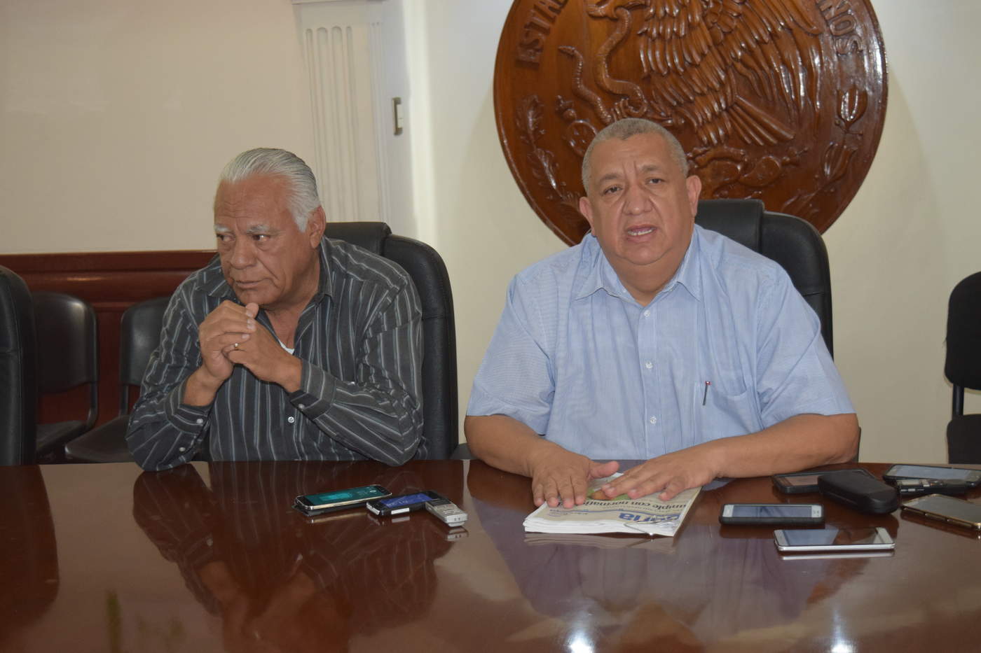 El presidente de dicha asociación, el síndico de Gómez Palacio, José Lorenzo Natera, entregó al presidente un oficio. (ARCHIVO)
