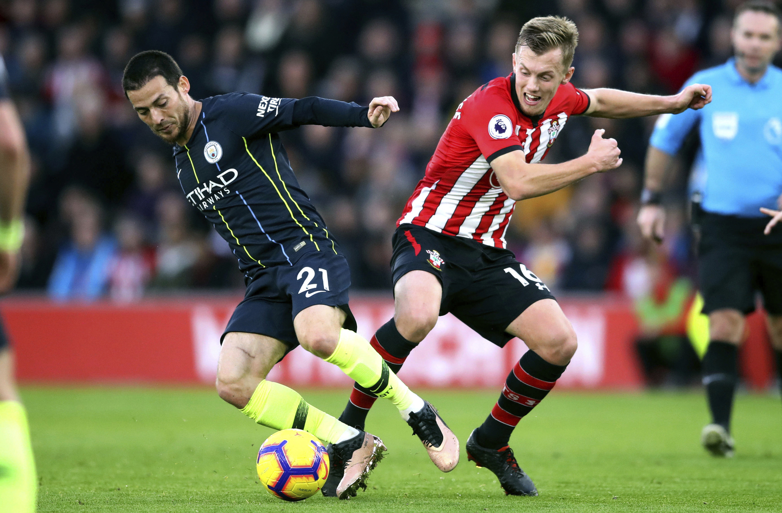 El jugador del Manchester City, David Silva (izquierda), y James Ward-Prowse, del Southampton, durante el partido de la Liga Premier inglesa.