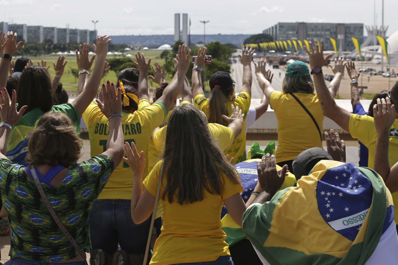 Apoyo. Simpatizantes de Bolsonaro hicieron oración para pedir por su próximo mandato en Brasil. (AP)