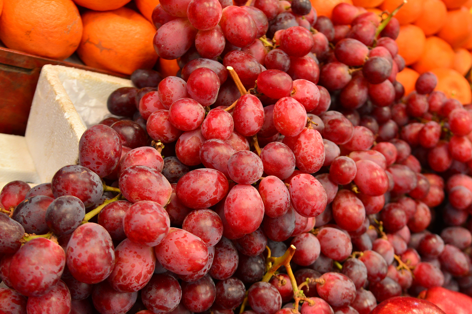 Tradición. El consumo de doce uvas junto a las doce campanadas del Nuevo Año es uno de los rituales más conocidos. (ARCHIVO)