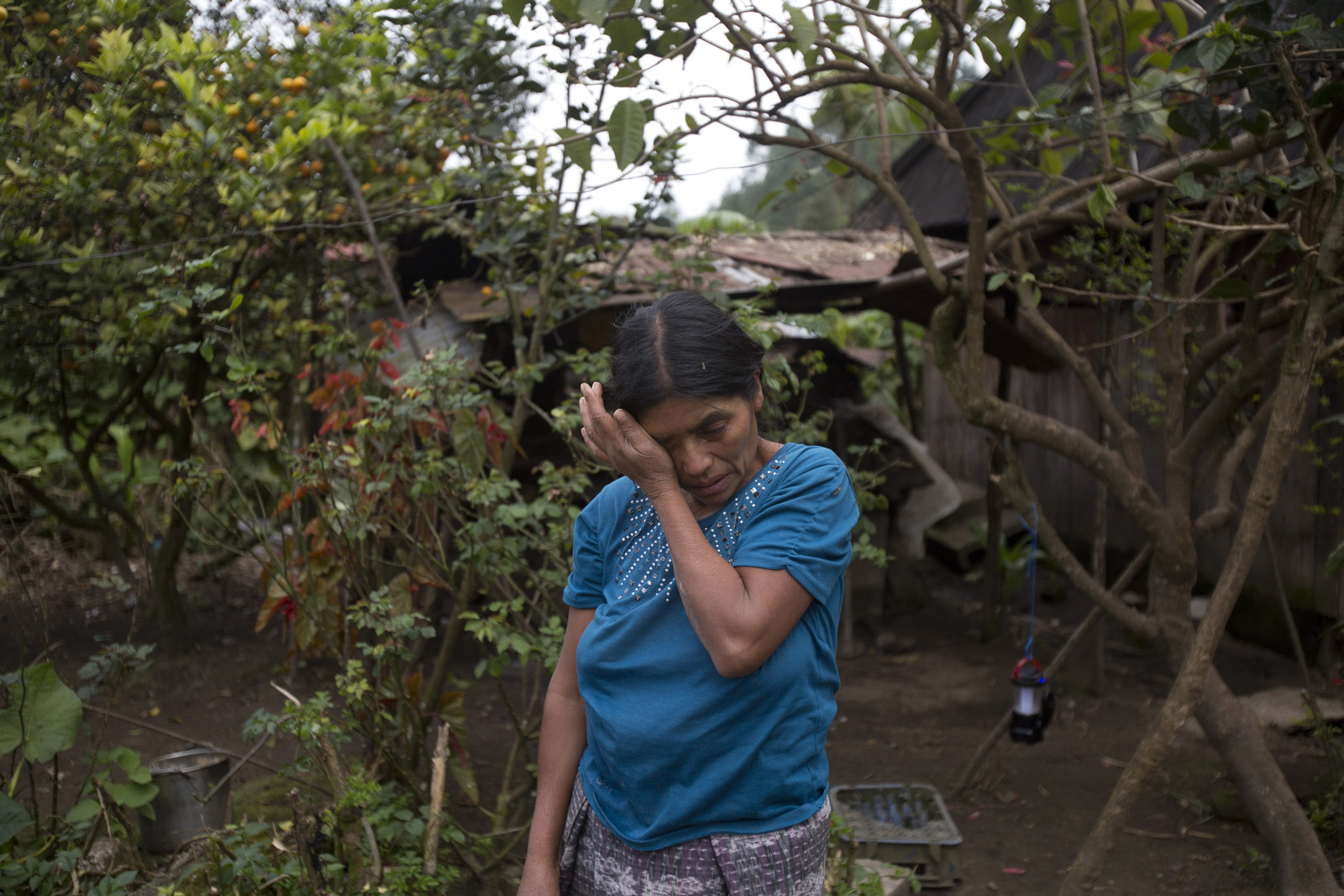 Doloroso. María Gómez, tía de Felipe Gómez Alonzo, llora al recordarlo cuando vivía en el pueblo de Yalambojoch. (AP)