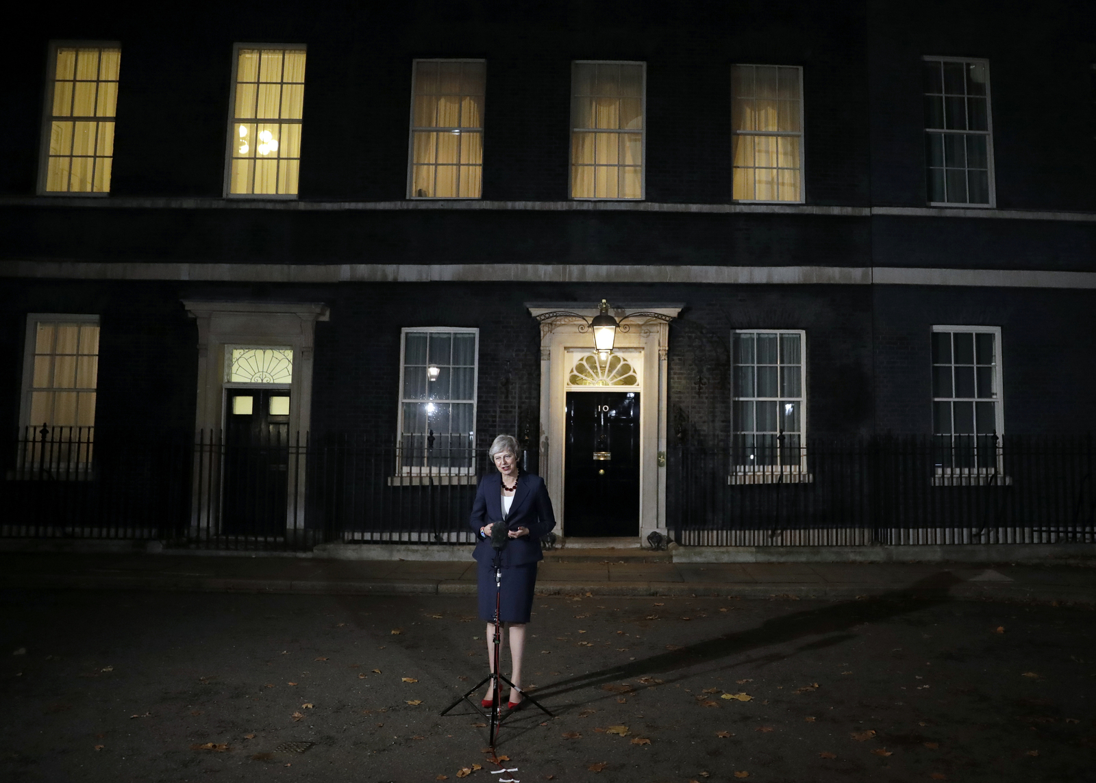 Poco respaldo. Theresa May tendrá que sostener su acuerdo para el Brexit ante la UE. (AP)