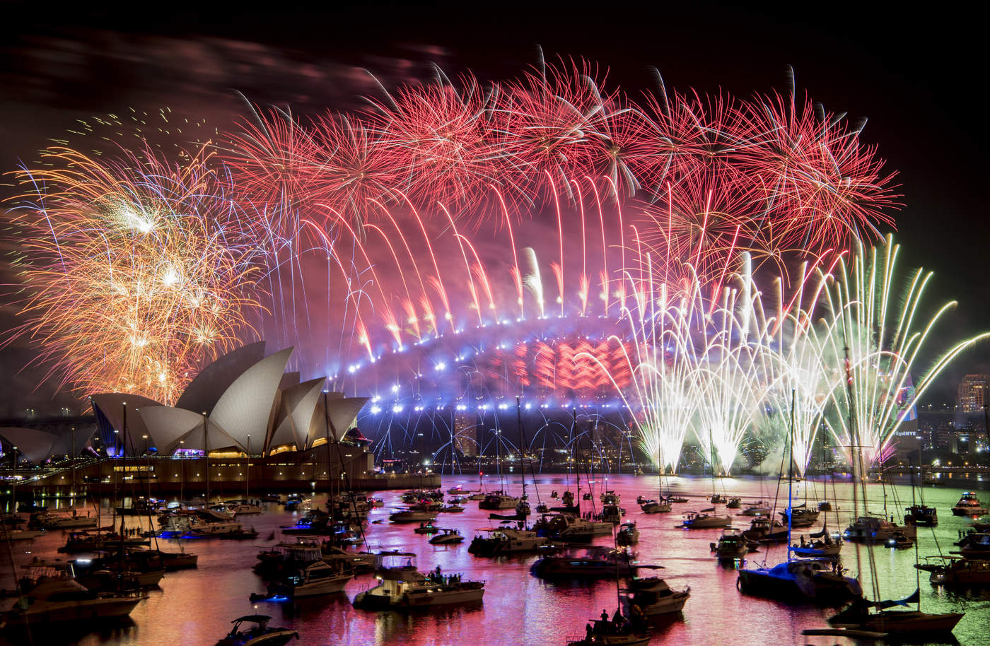 Se han convertido en los primeros del mundo en recibir el año 2019 con fiestas, fuegos artificiales y otras celebraciones. (AP)