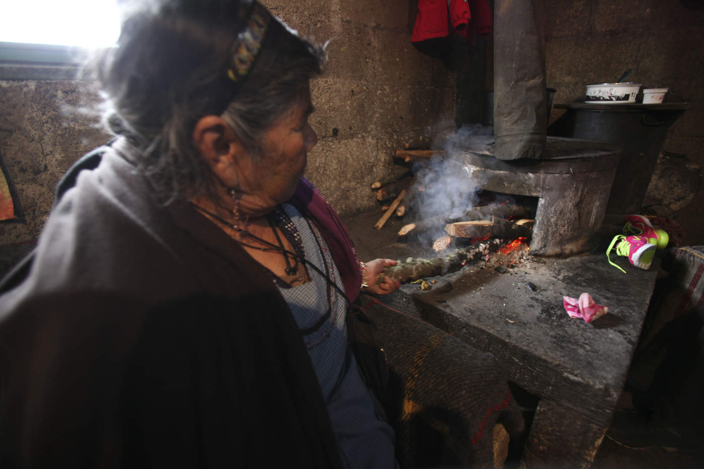 El humo producido por la leña contiene en promedio 200 compuestos químicos considerados de alta toxicidad. (ARCHIVO)