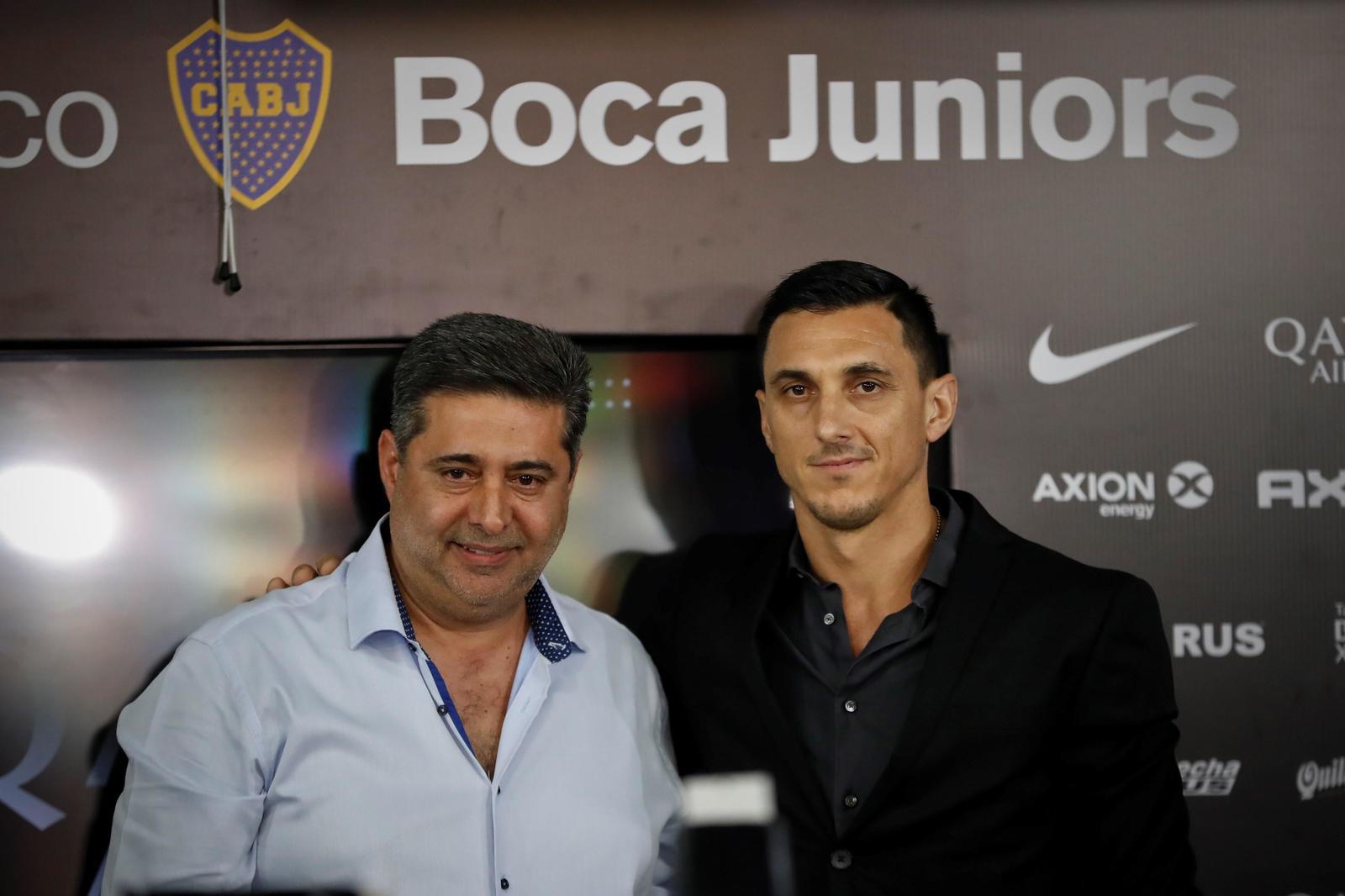 El presidente de Boca Juniors, Daniel Angelici (i), posa con el exjugador Nicolás Burdisso, durante su presentación como director deportivo.