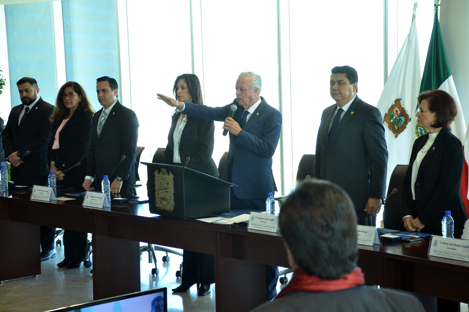 Nueva administración. Jorge Zermeño (al centro) rindió protesta ayer como alcalde de Torreón por tercera vez. (FERNANDO COMPEÁN) 